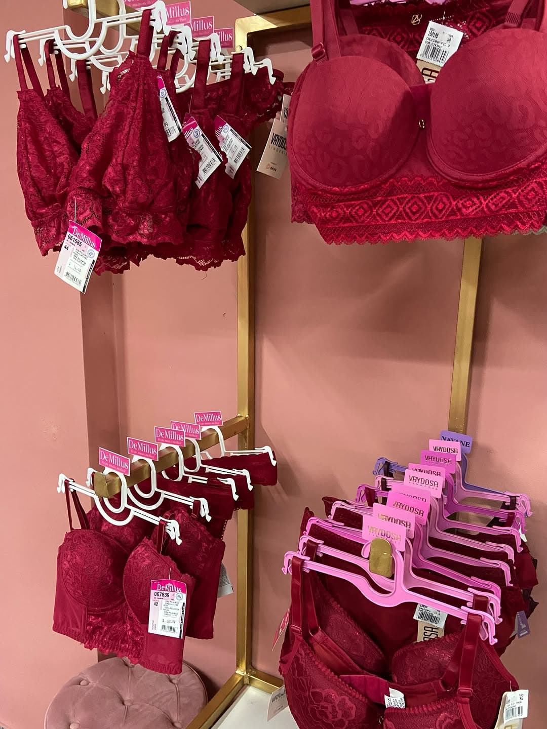 Parede de lingerie com sutiãs e conjuntos das marcas DeMillus e Vaydosa na boutique